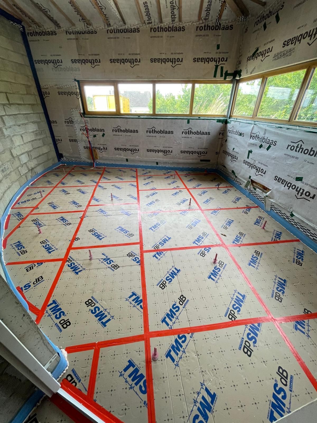 Une pièce avec beaucoup de ruban adhésif TMS sur le sol
