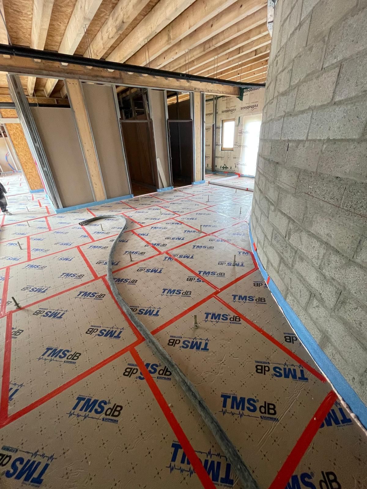 Un bâtiment en construction avec beaucoup de ruban adhésif sur le sol.