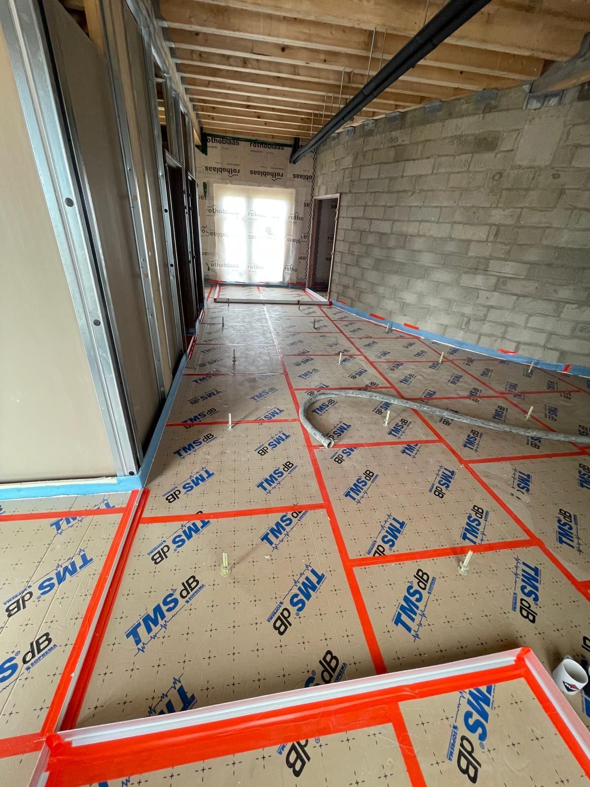 Une pièce avec beaucoup de ruban adhésif sur le sol.