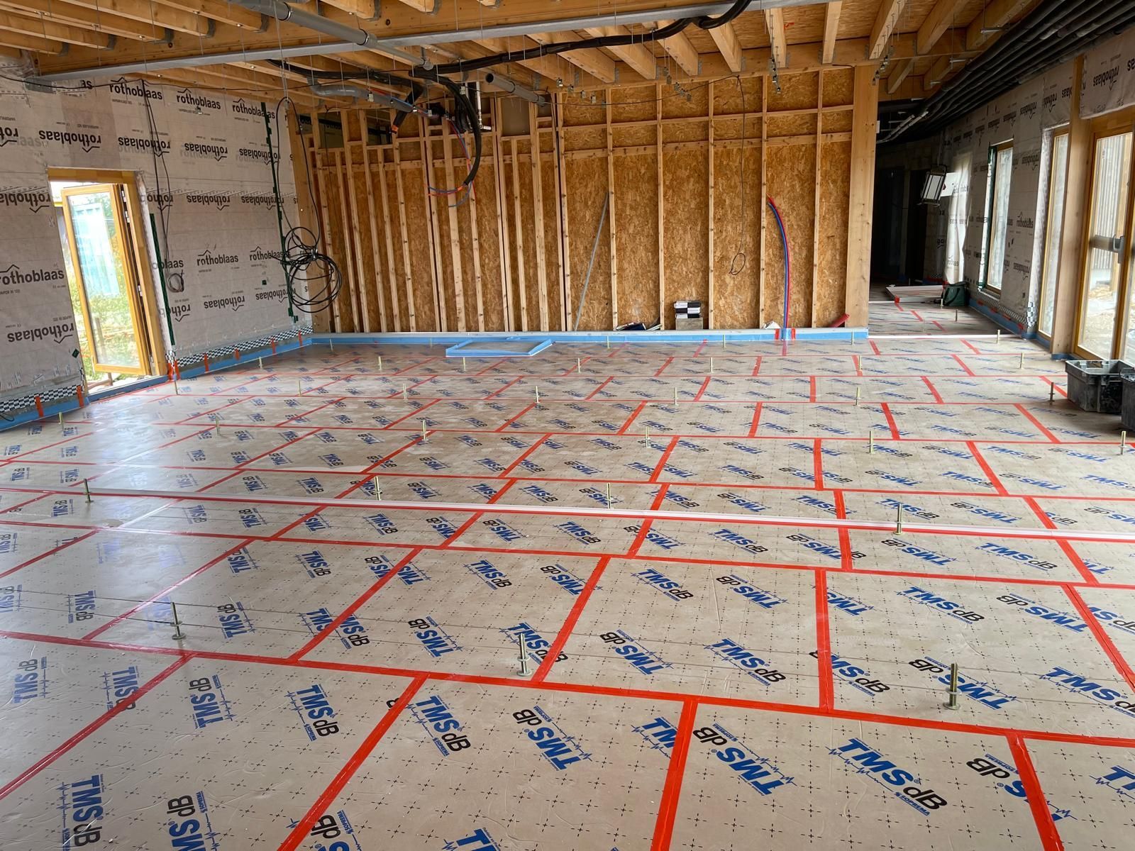 Une grande pièce avec beaucoup de ruban adhésif sur le sol.