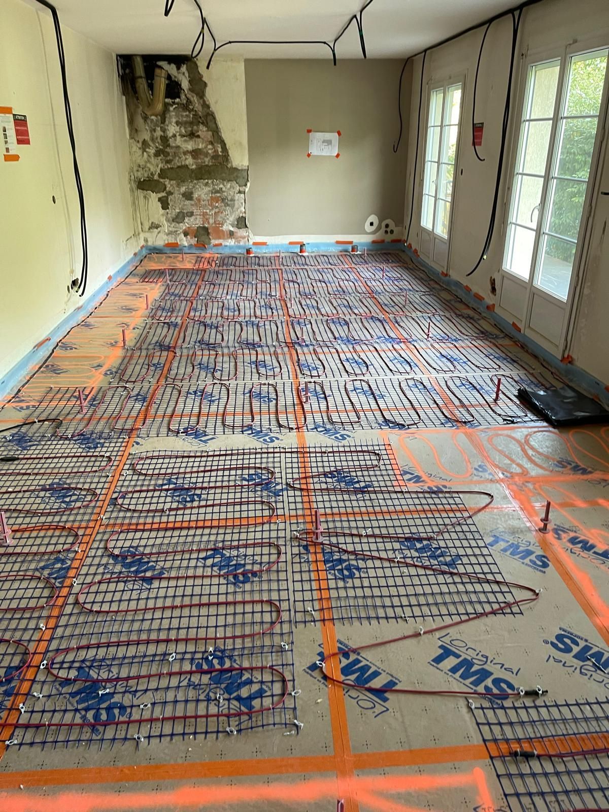 Une grande pièce avec beaucoup de fils sur le sol.