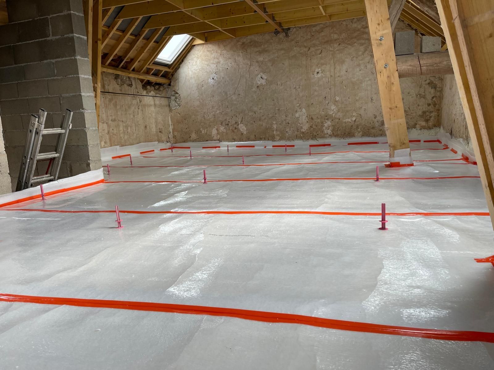 Une grande pièce avec beaucoup de ruban adhésif blanc et orange sur le sol.