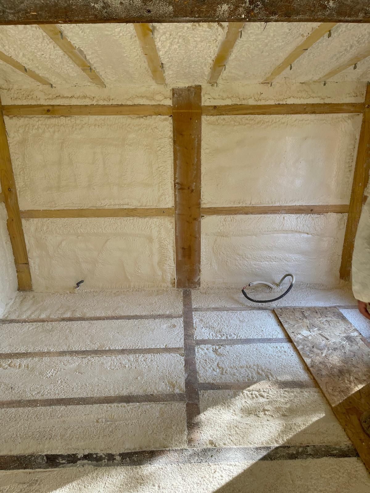 Une personne se tient dans une pièce avec beaucoup de mousse au plafond.