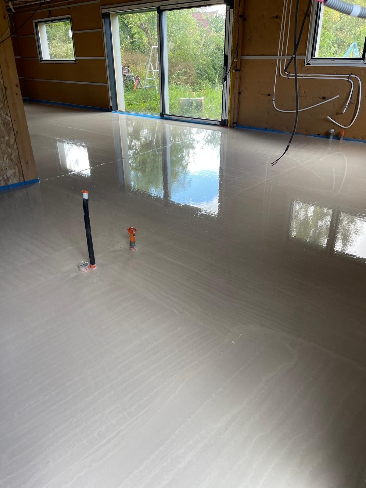 Une pièce avec un sol blanc et beaucoup de fenêtres.