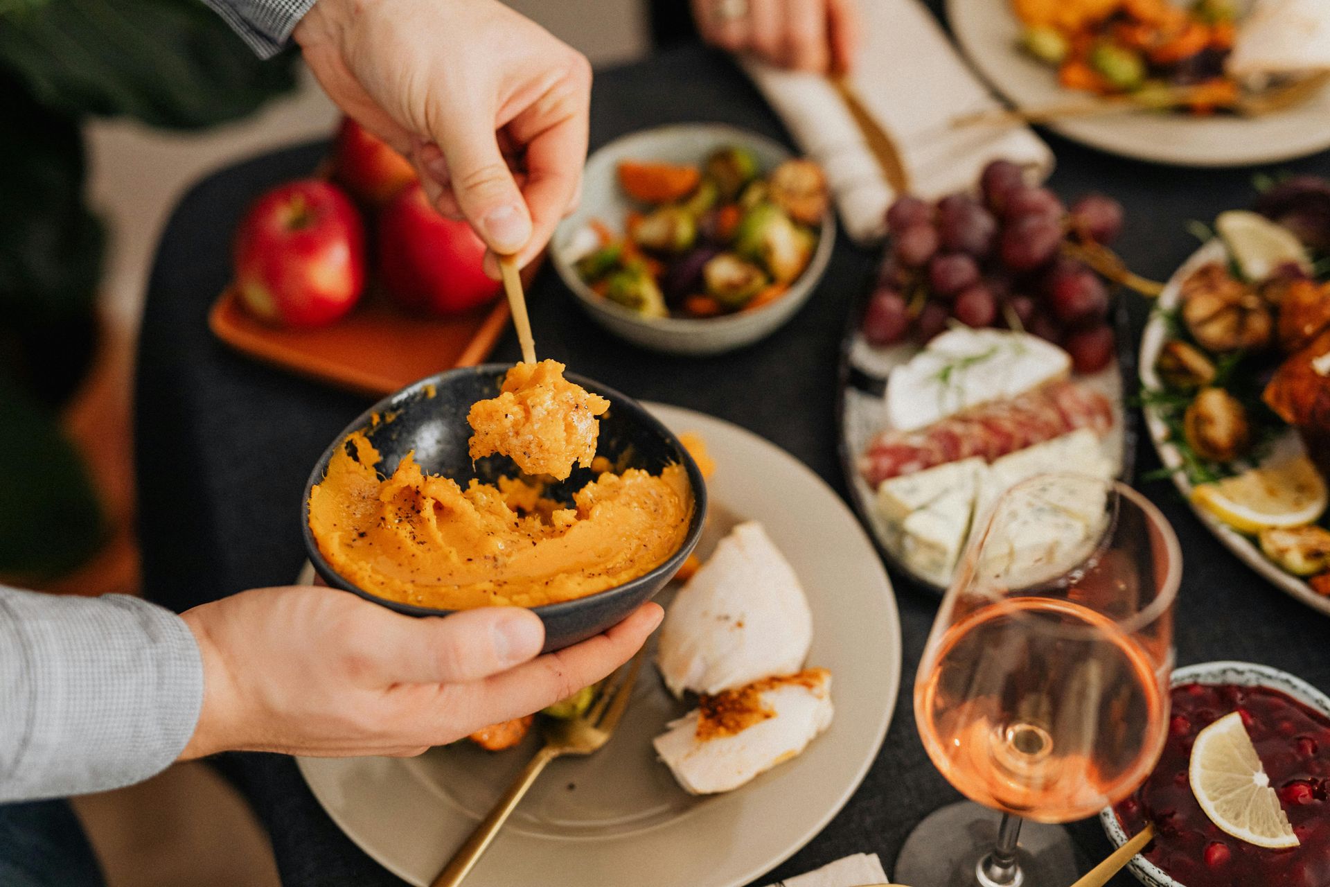 Infographic: Sun safety tips including SPF, hat, sunglasses, shade, and long sleeves.