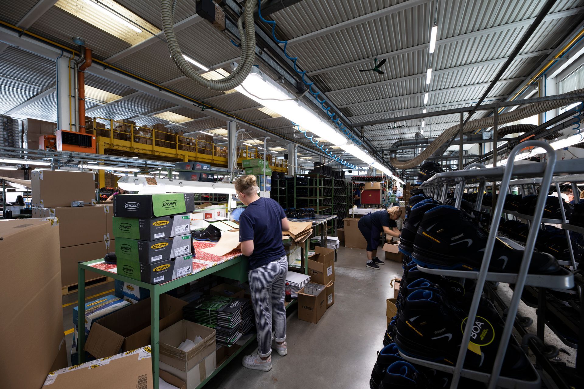 calzaturificio Polo-Lab con personale addetto al lavoro nella fase di produzione di scarpe