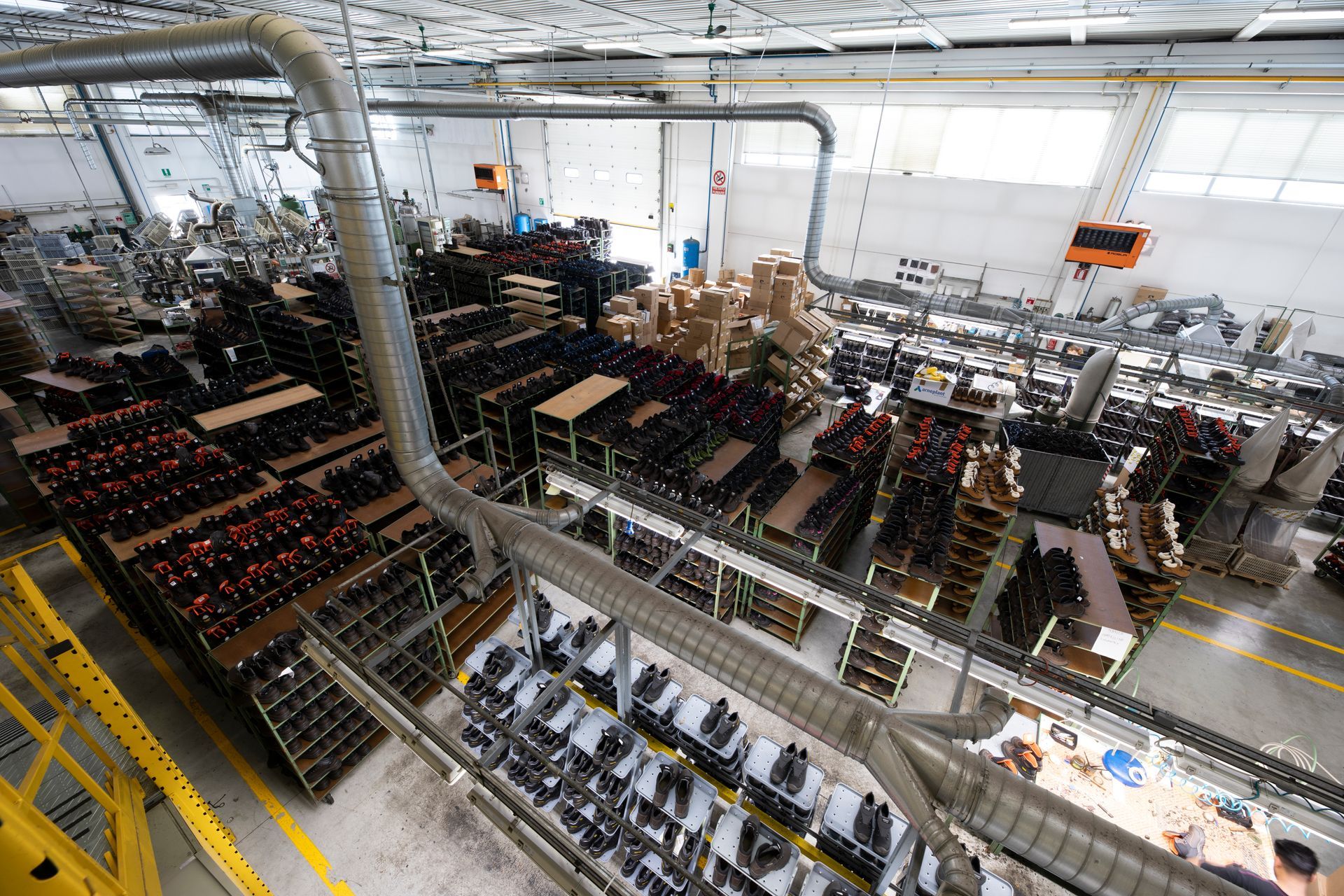 Calzaturificio Polo Lab, foto ripresa dall'alto dell'interno della fabbrica di scarpe
