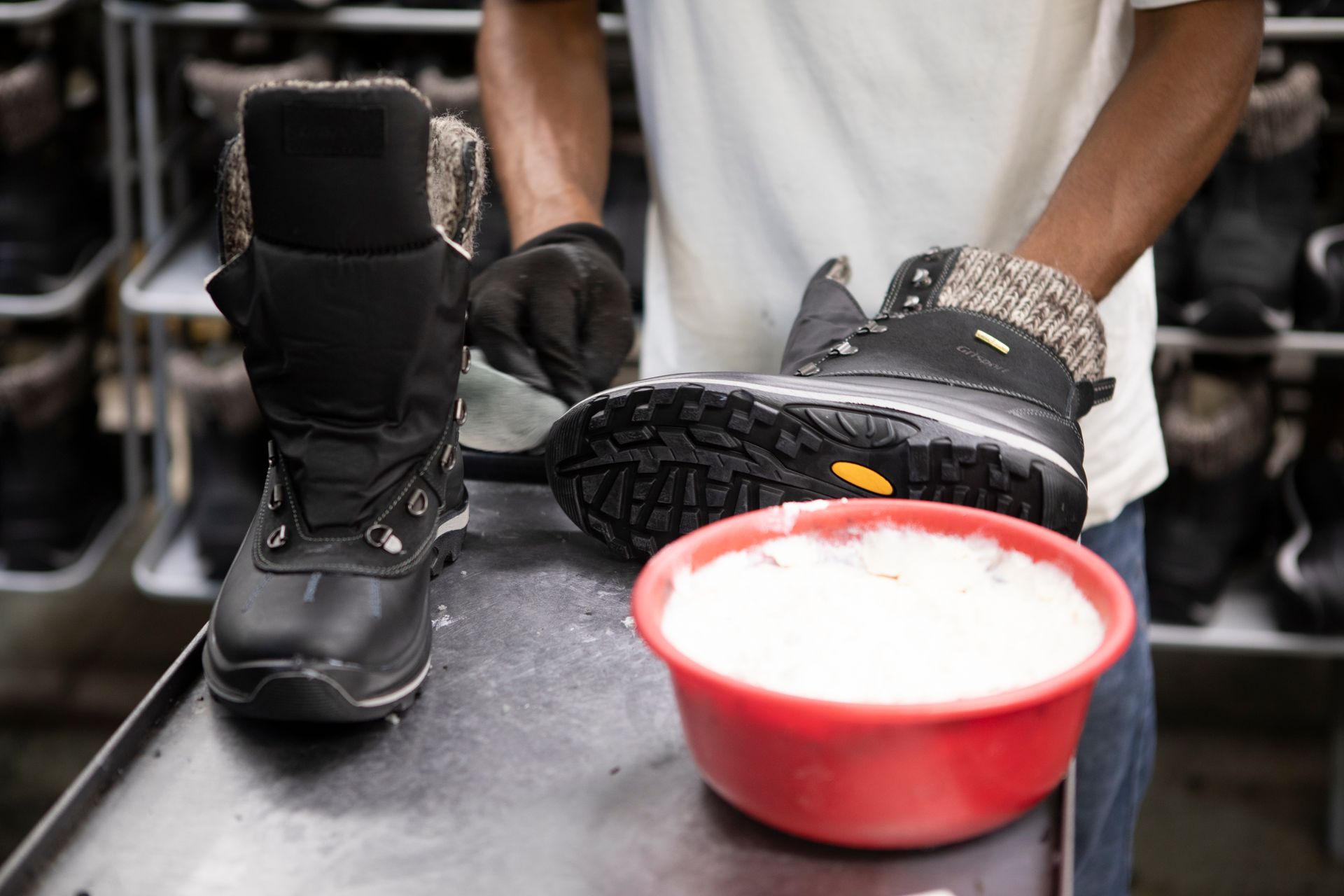 un artigiano produce scarpe da trekking nel Calzaturificio Polo-Lab