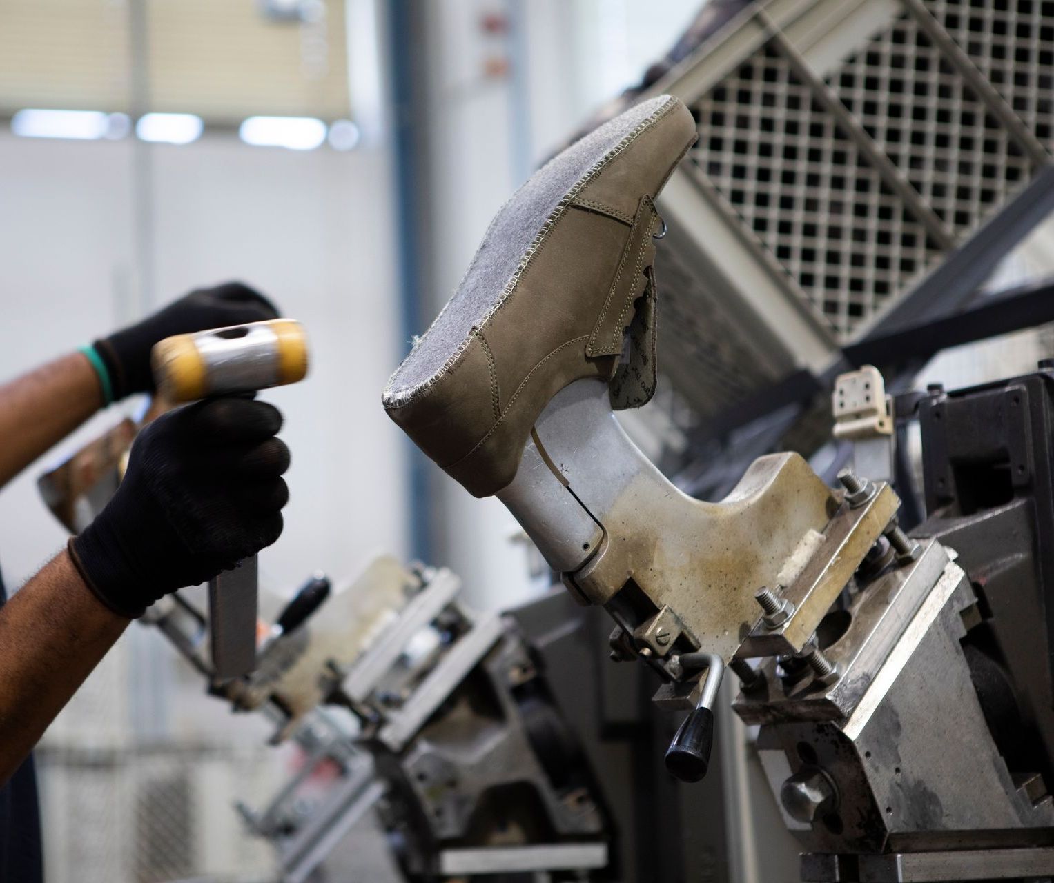 Produzione di calzature per il trekking