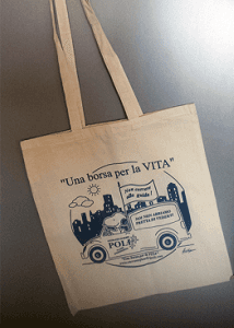 Cinque borse tote beige con illustrazioni e testo blu sono disposte su un tappeto fantasia.