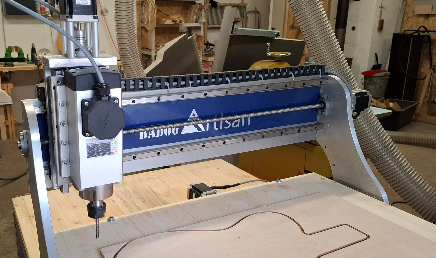 Un machine CNC dans un atelier de travail sur bois.