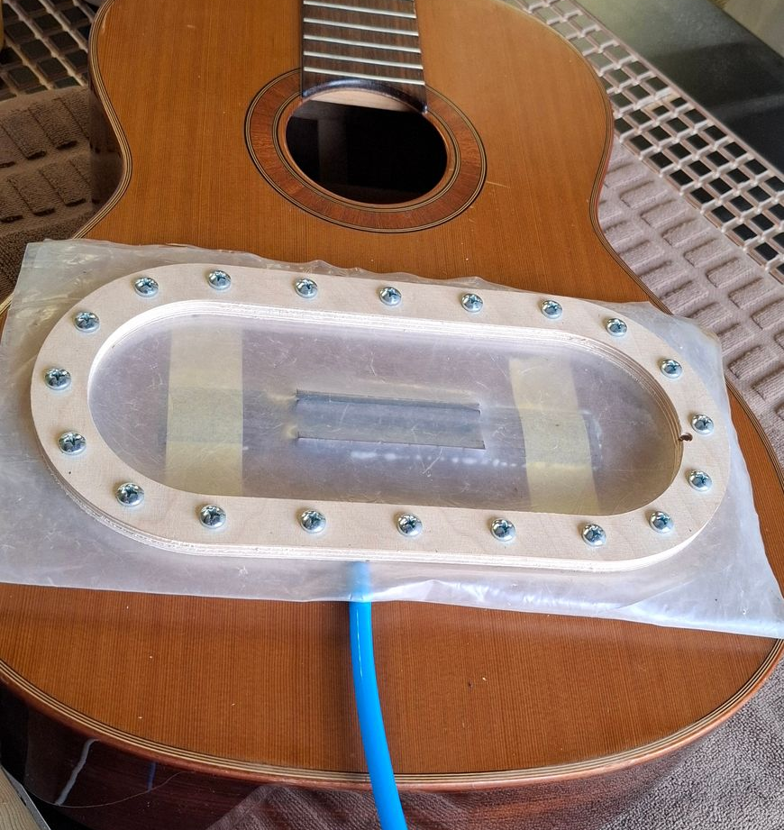 Collage d'un chevalet sur une guitare.