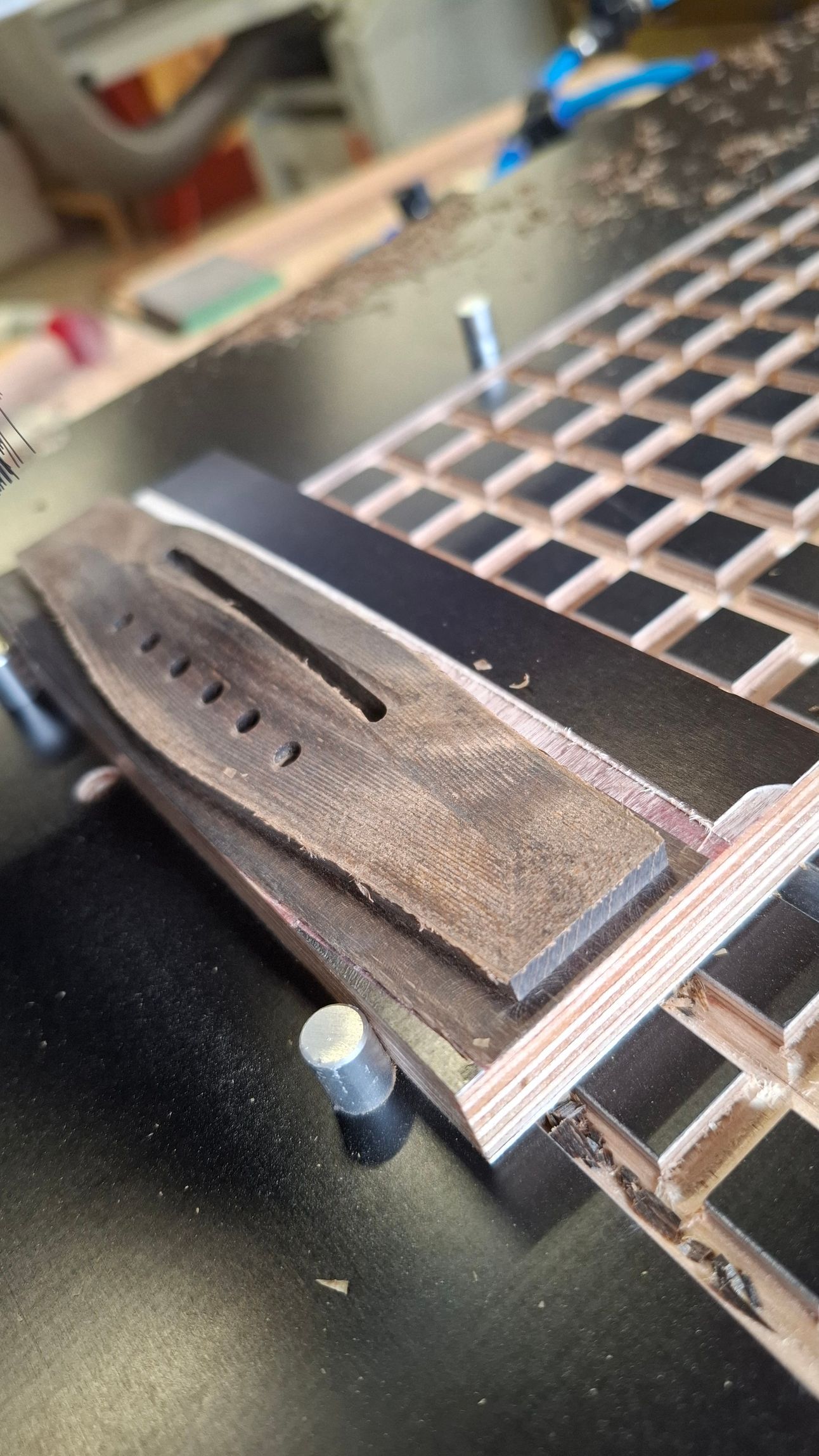 Opération de fraisage du chevalet sur machine CNC.