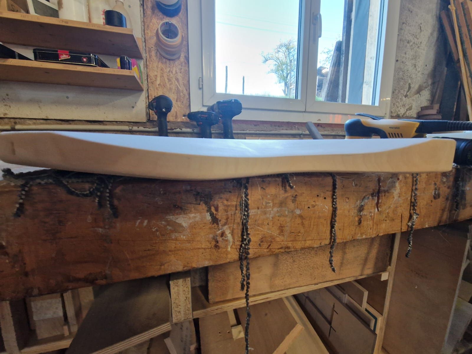 Un morceau de bois est posé sur une table en bois.