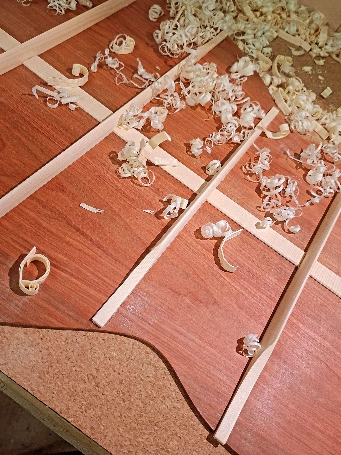 Dos de guitare en cours de fabrications.