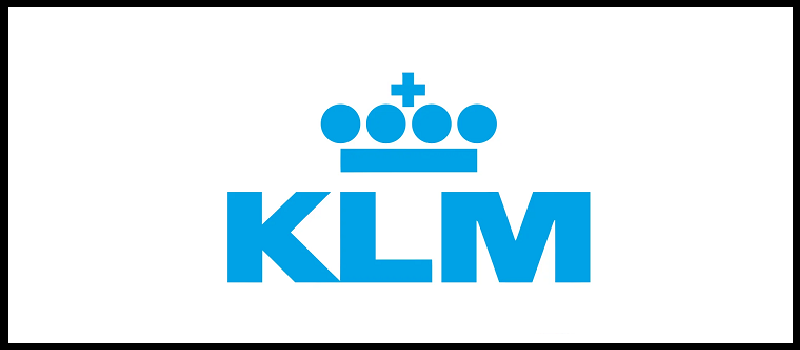 KLM-logo: Blauwe tekst en kroon op een witte achtergrond in een zwarte rechthoek.