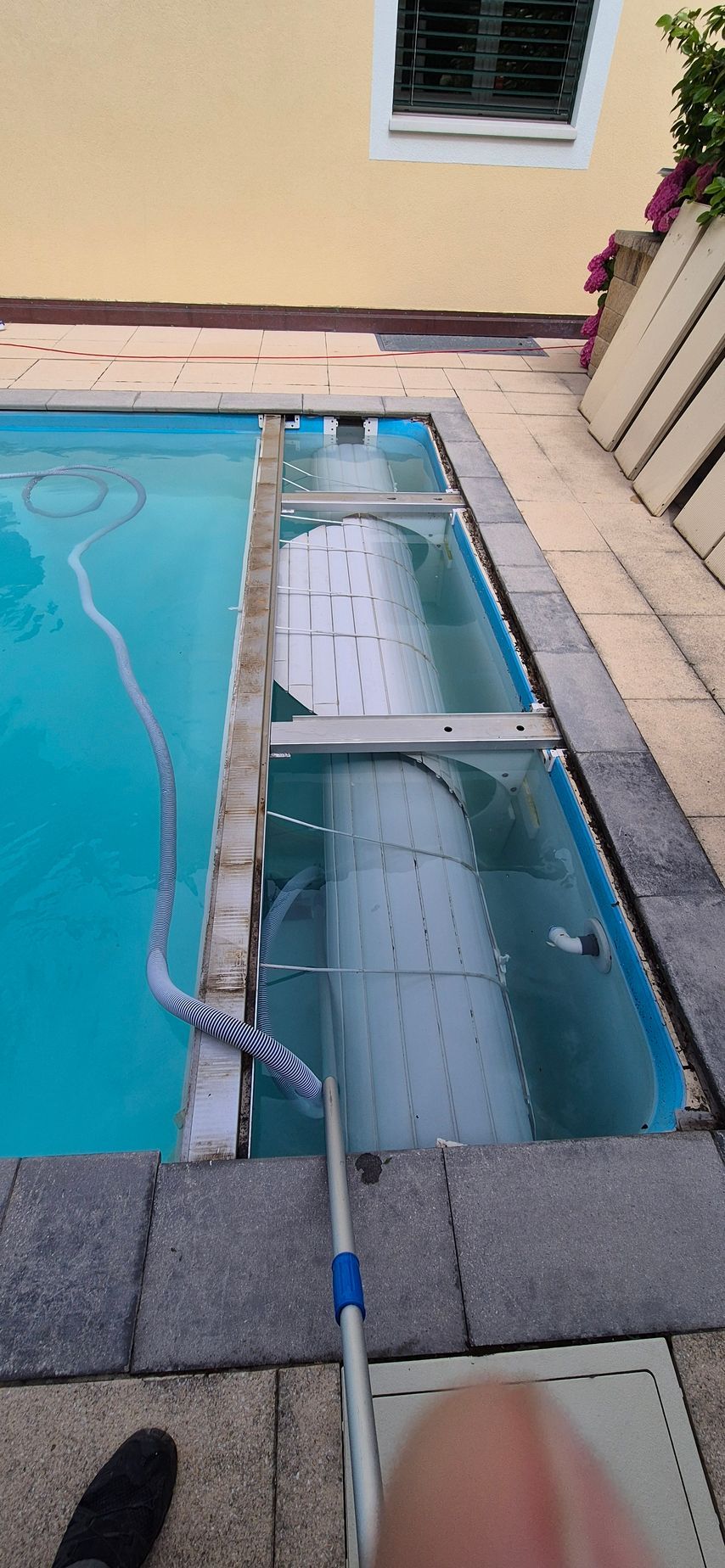 Une personne se tient debout sur le bord d'une piscine.
