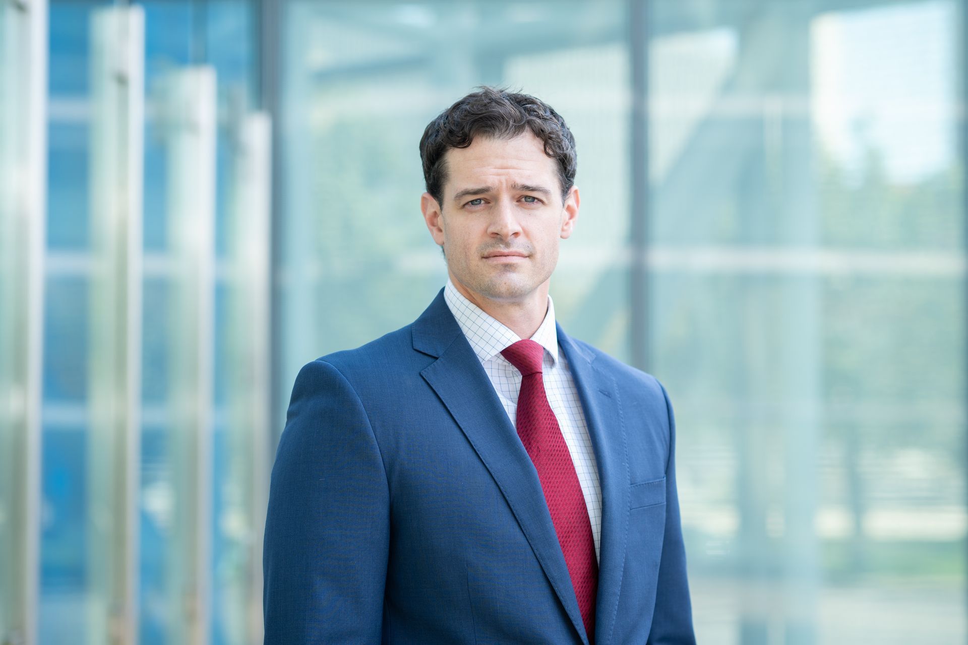 Gray silhouette of a person in a circle, head and shoulders.