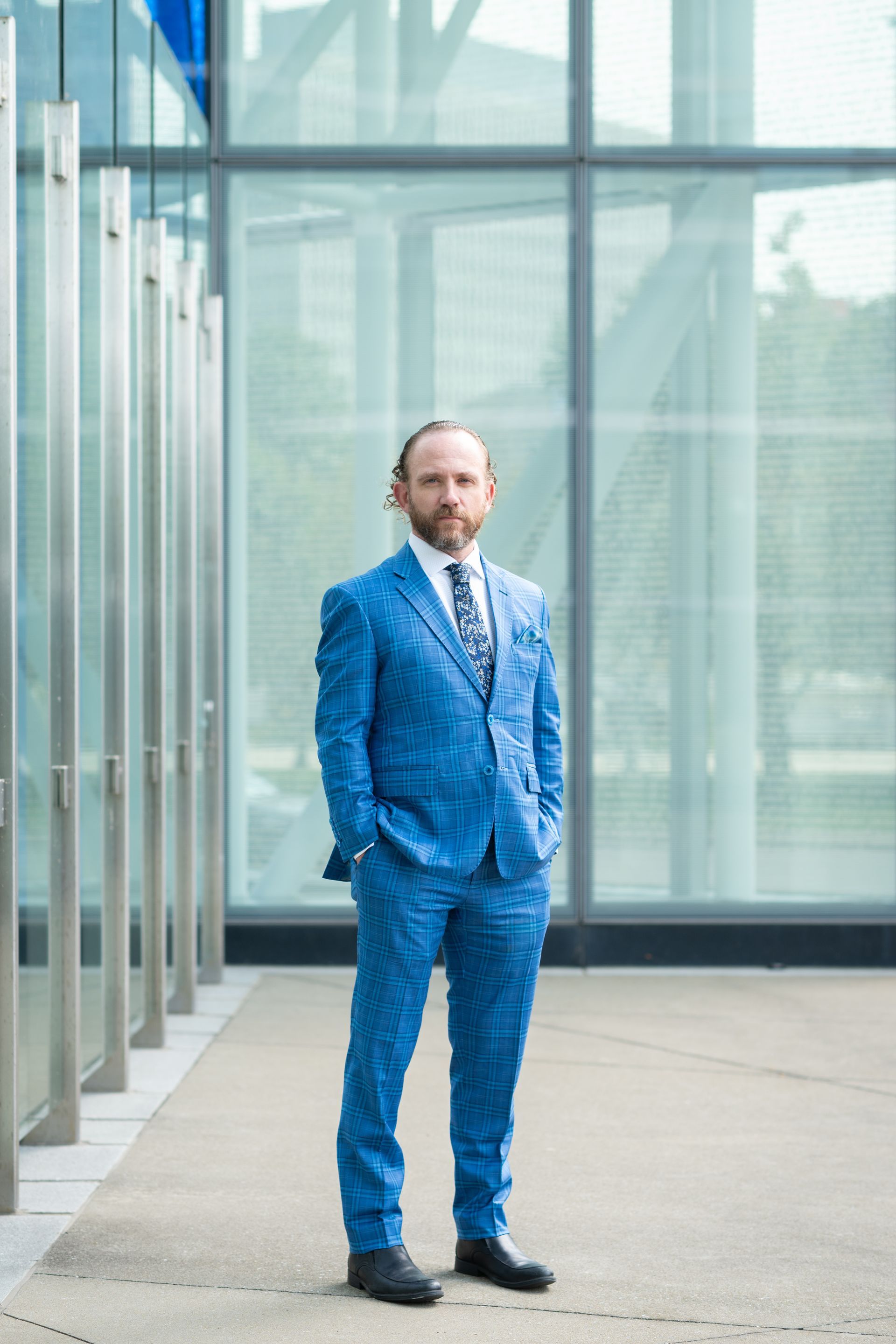 Gray silhouette of a person in a circle, head and shoulders.