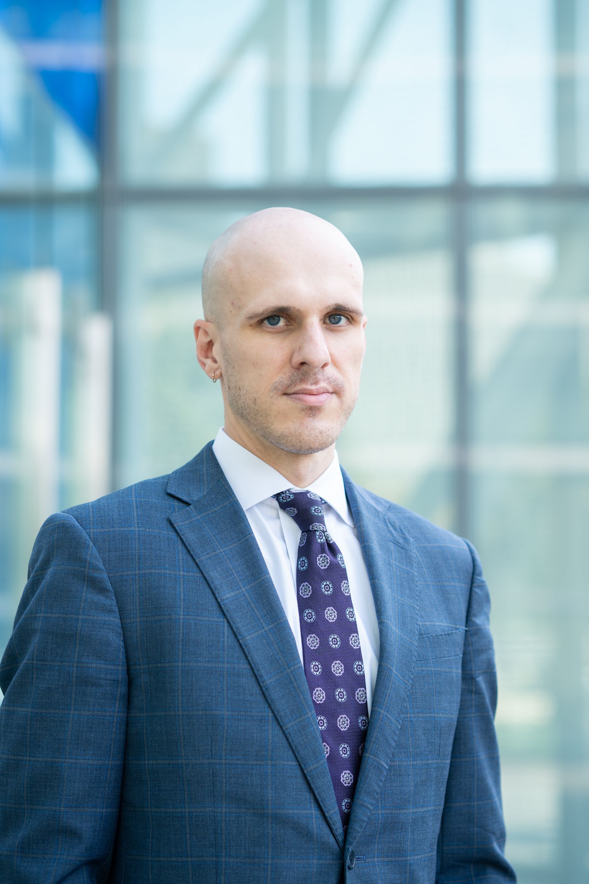 Gray silhouette of a person in a circle, head and shoulders.