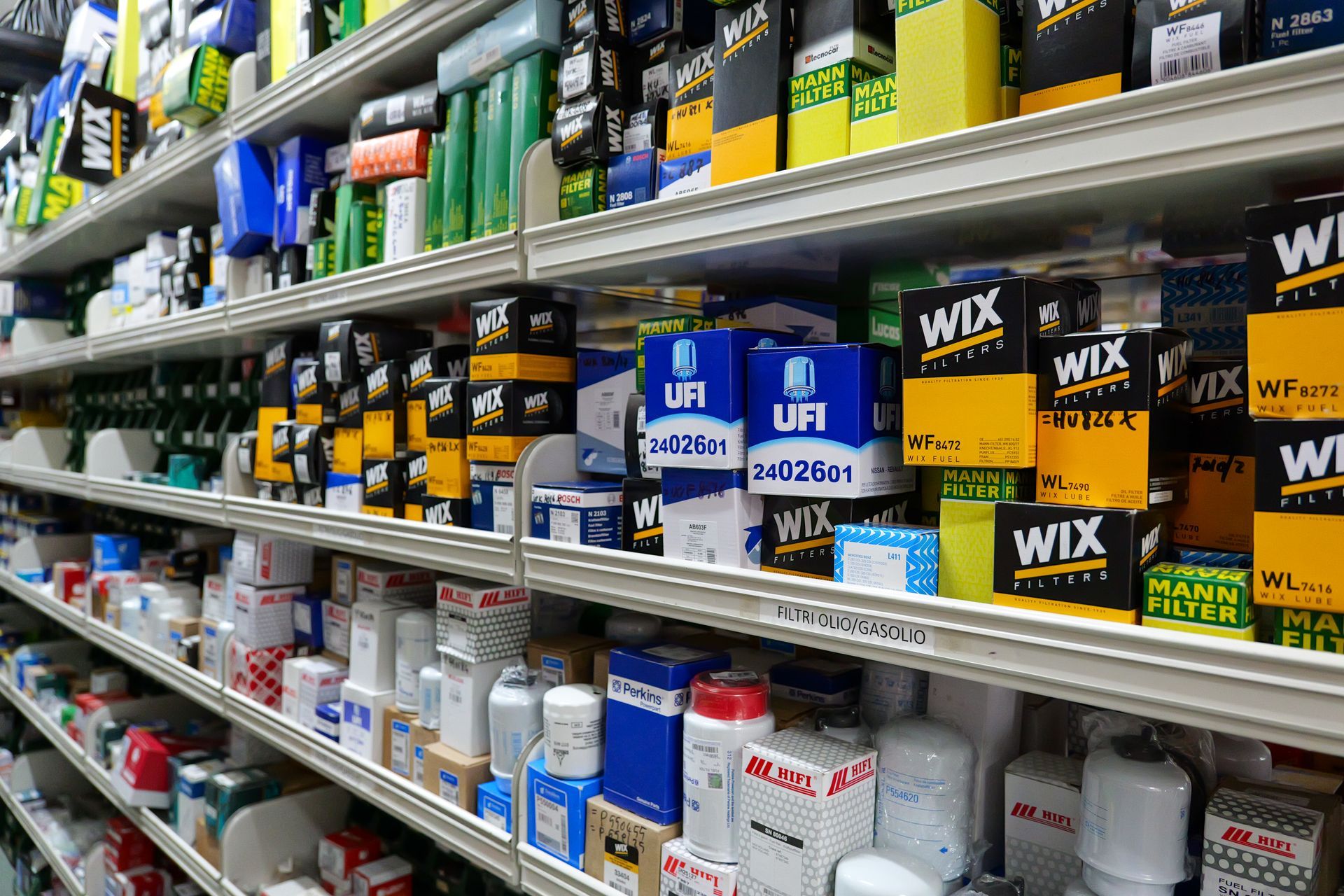 addetto negozio di ricambi auto