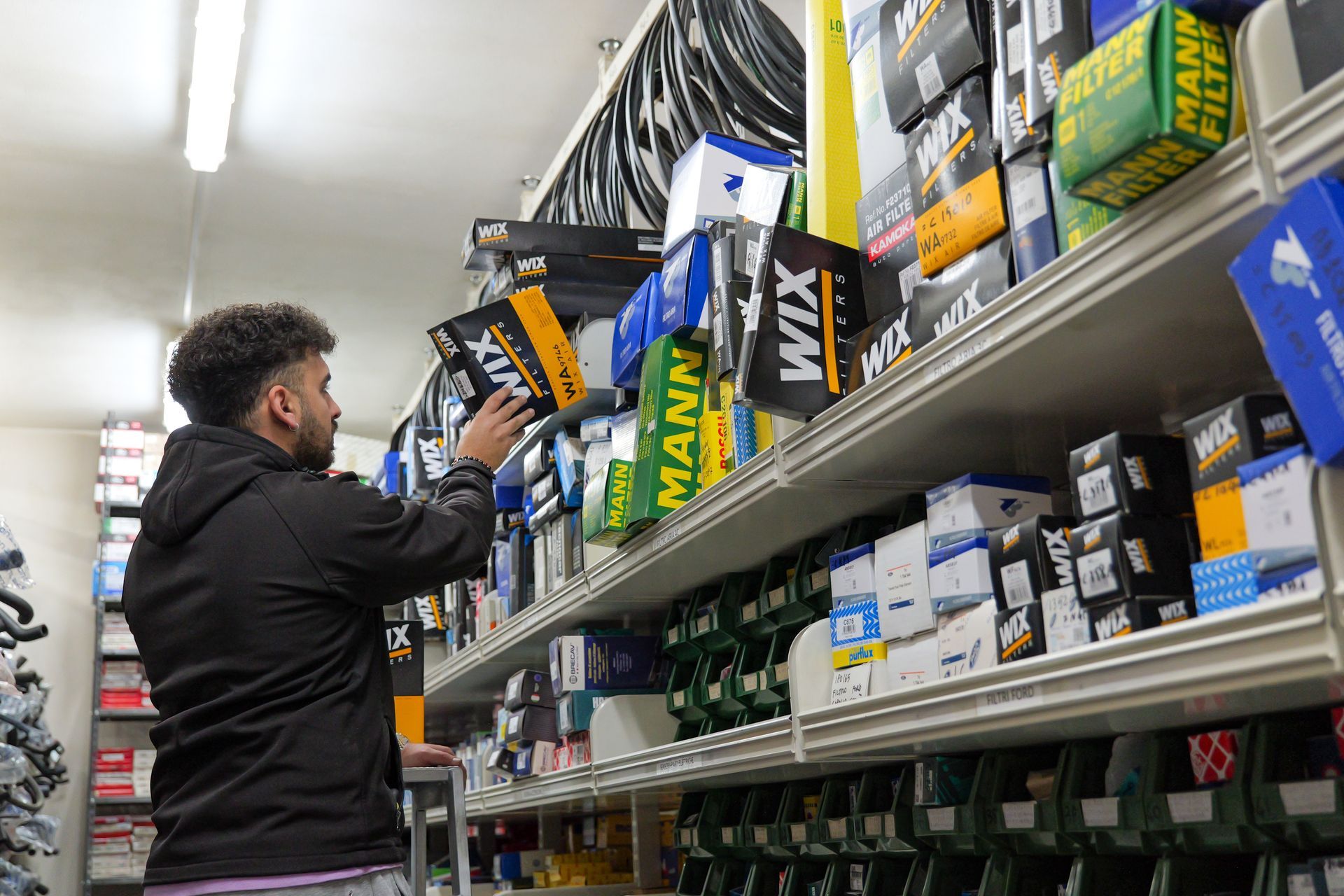 addetto negozio di ricambi auto