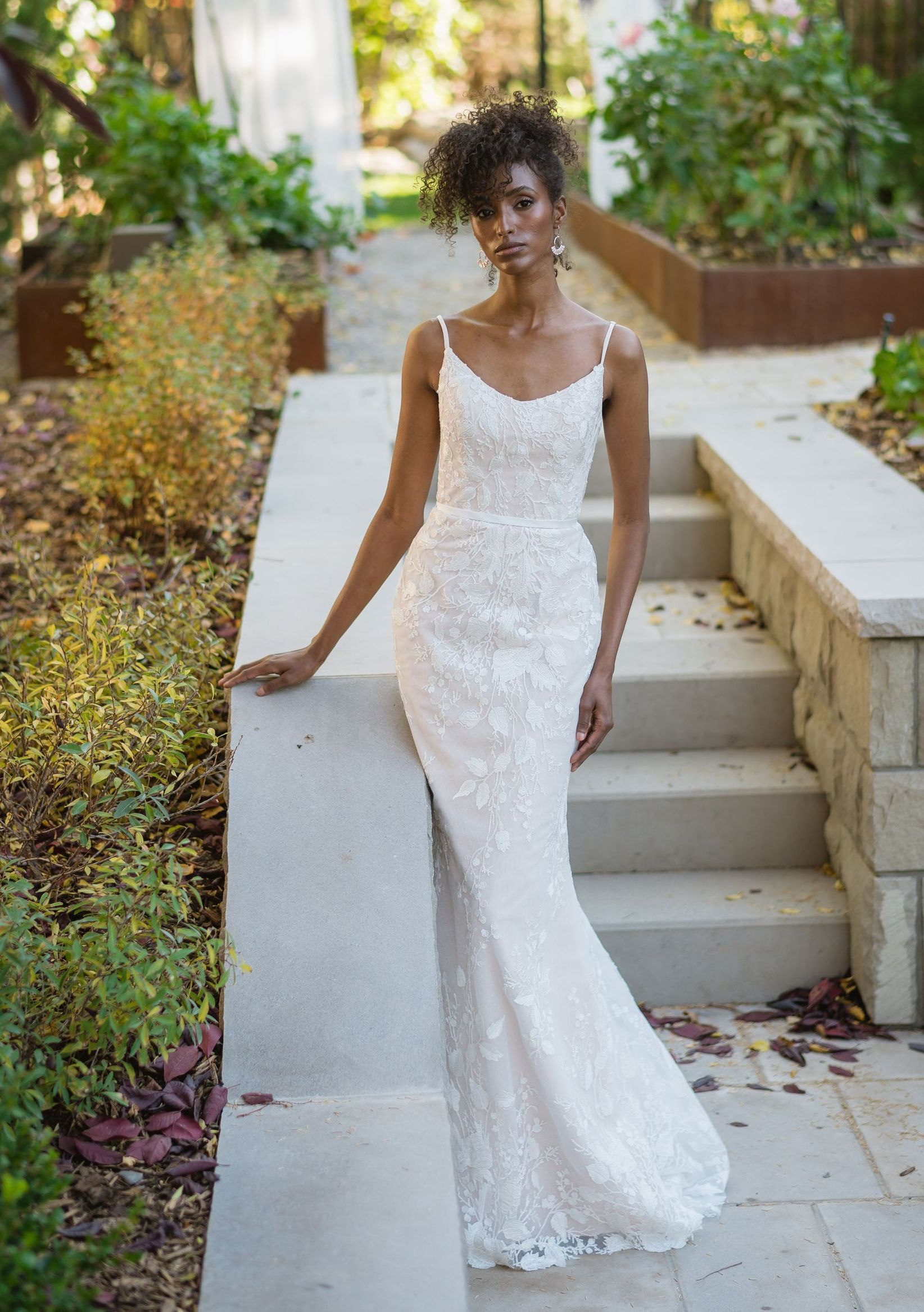 Fitted sequined dress with vine pattern
