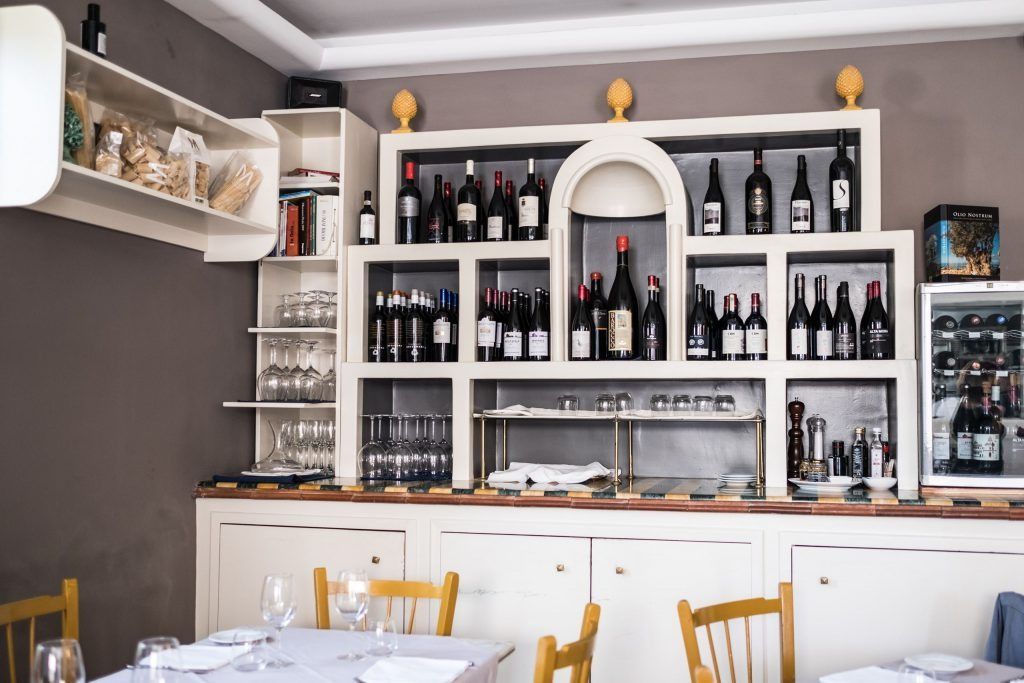 Un ristorante con molte bottiglie di vino sugli scaffali