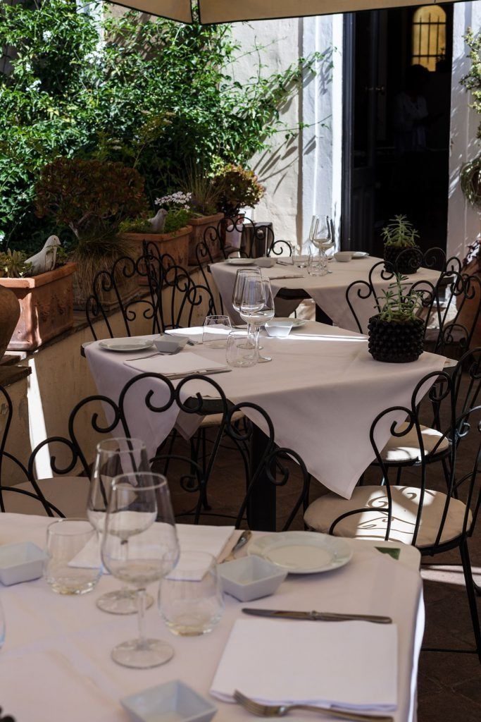 Un ristorante con tavoli e sedie apparecchiati per un pasto