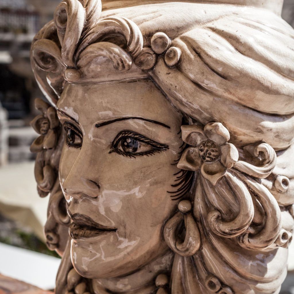 Un primo piano di una statua raffigurante il volto di una donna
