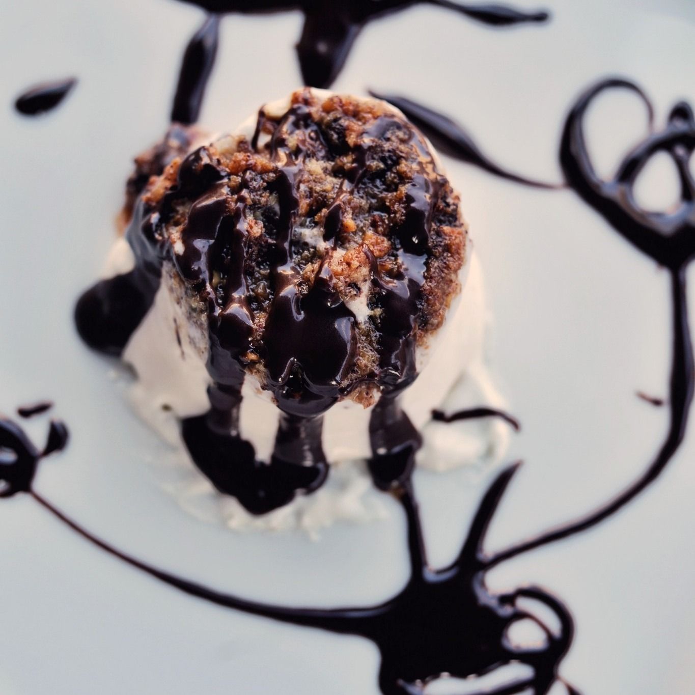 Un primo piano di un dessert con salsa al cioccolato sopra