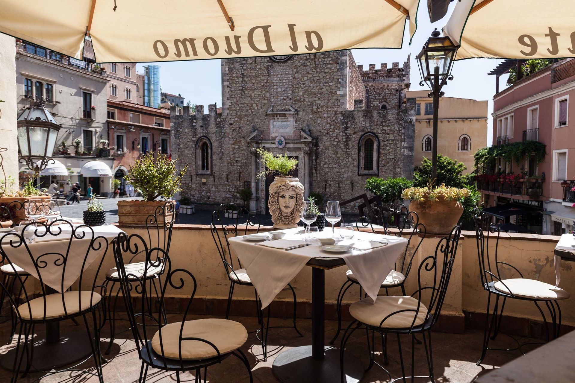 Un ristorante con tavoli e sedie sotto un ombrellone con la scritta omoi di drowo