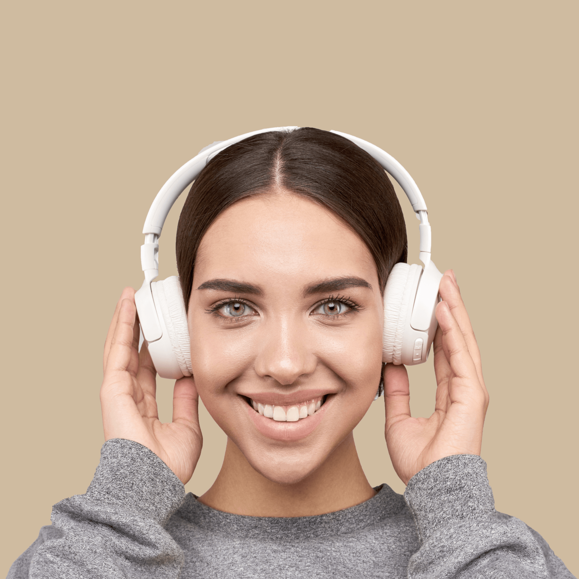 Persona sonriente con auriculares blancos sobre un fondo beige.