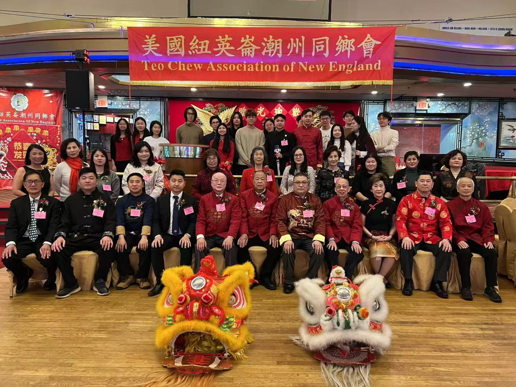 一群人在獅子服裝前擺姿勢拍照。