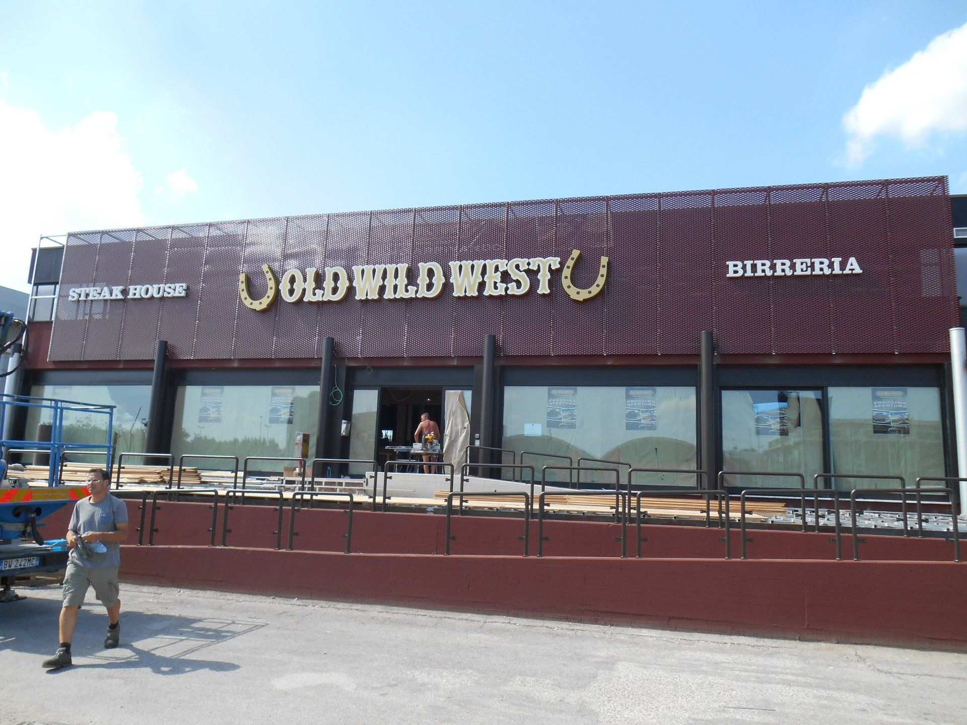 ristorante con insegna luminosa old wild west