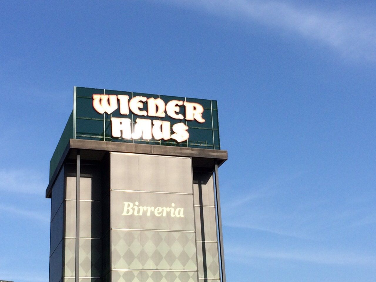 insegna wiener haus su grande palazzo cittadino
