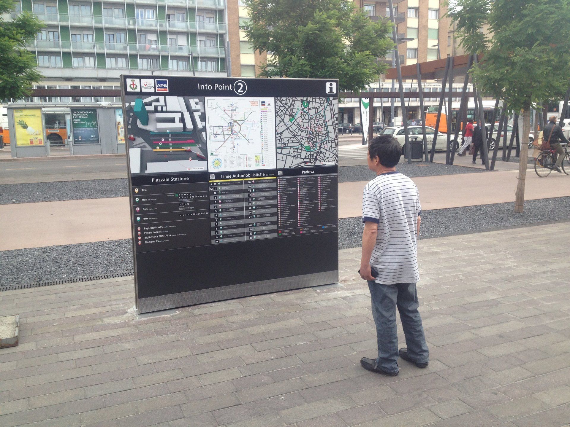 cartellone con mappa e indicazioni in una piazza