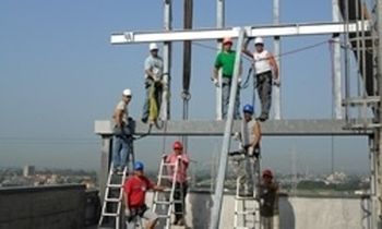 operai su tetto per installazione insegna