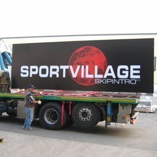 cartellone sportvillage su camion per trasporto