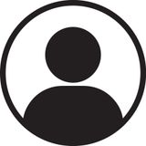 una donna con lunghi capelli castani indossa un cappotto marrone chiaro e guarda la telecamera.