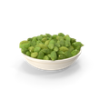una ciotola bianca piena di gombo verde su sfondo bianco.