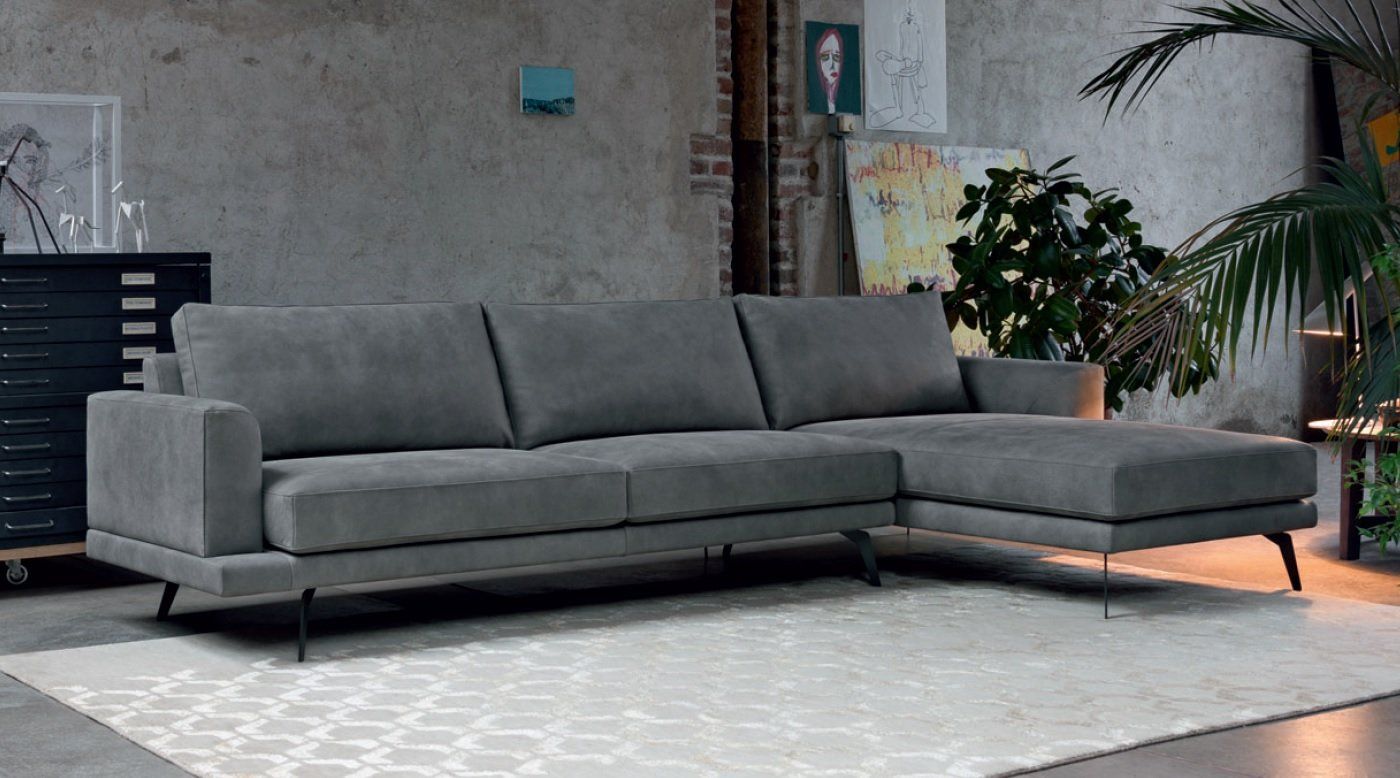 Divano componibile grigio in un soggiorno moderno.
