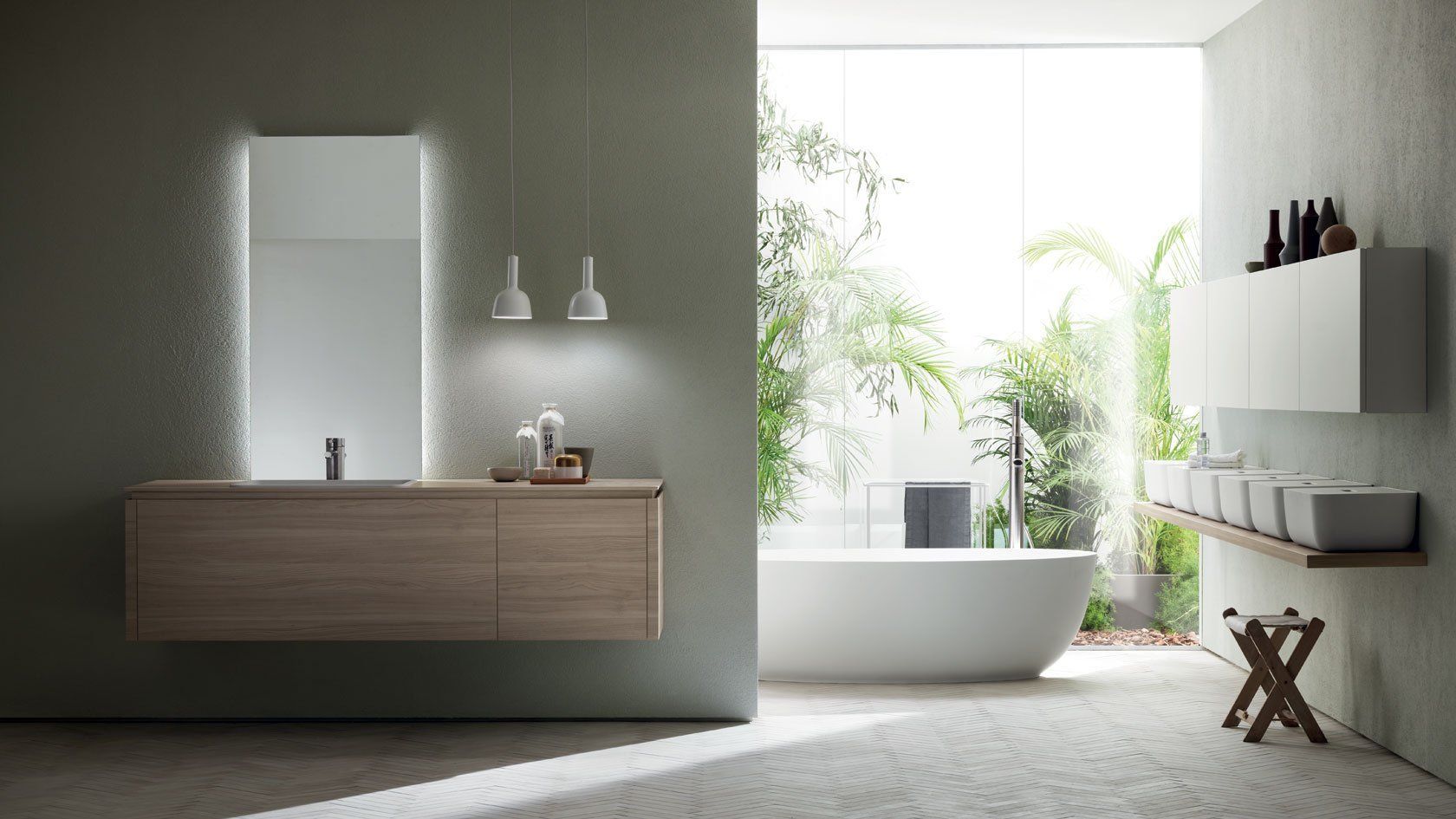 Bagno moderno con mobiletto in legno, grande specchio e vasca da bagno con vegetazione.
