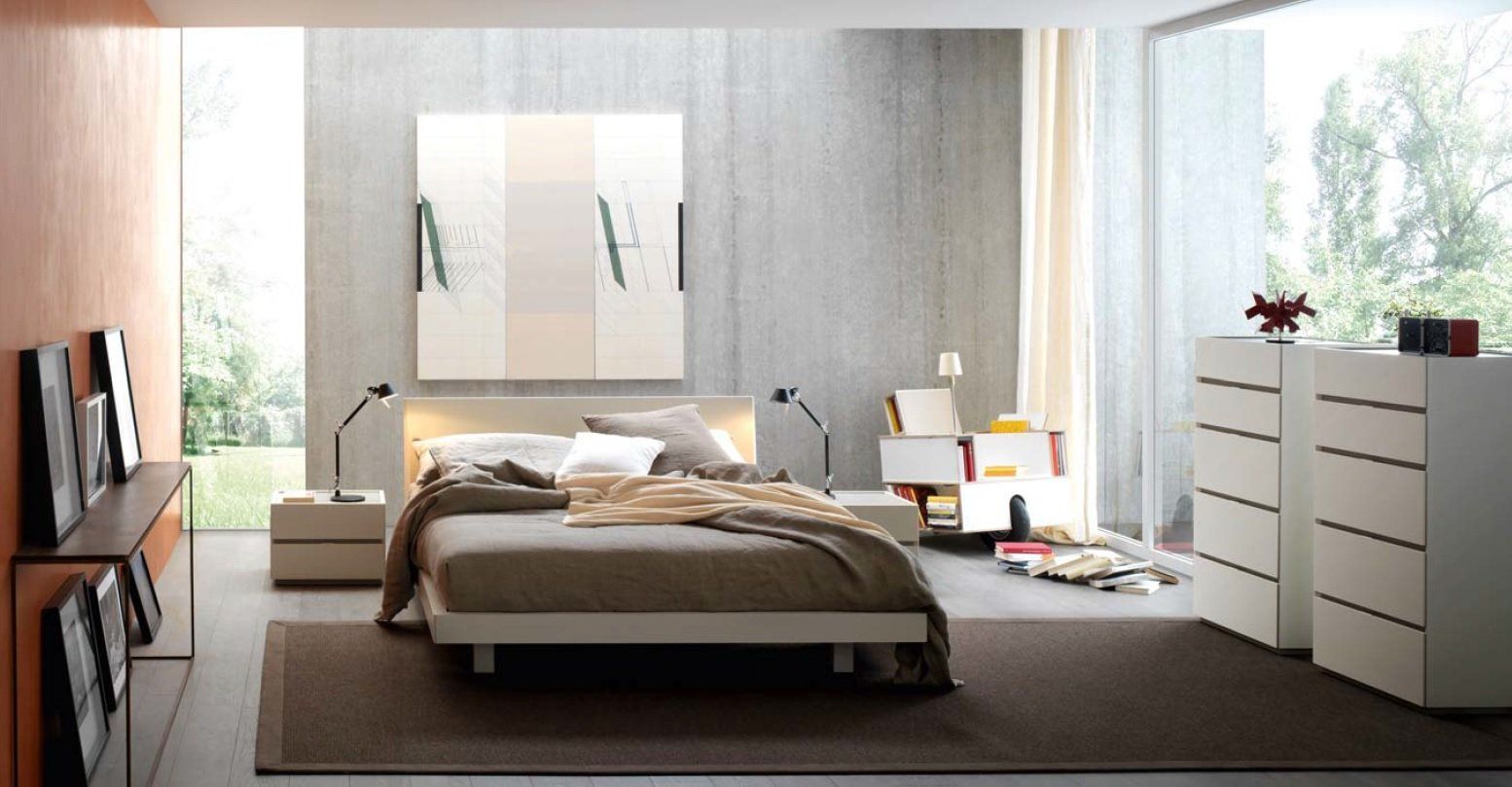 Camera da letto moderna con colori neutri, letto, comodini, quadri e cassettiera.