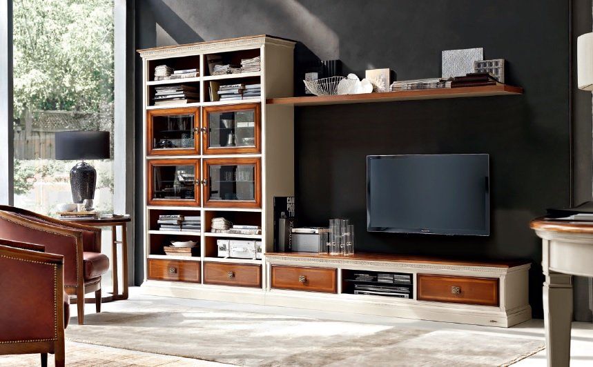 Soggiorno con centro di intrattenimento integrato, TV, scaffali e posti a sedere.