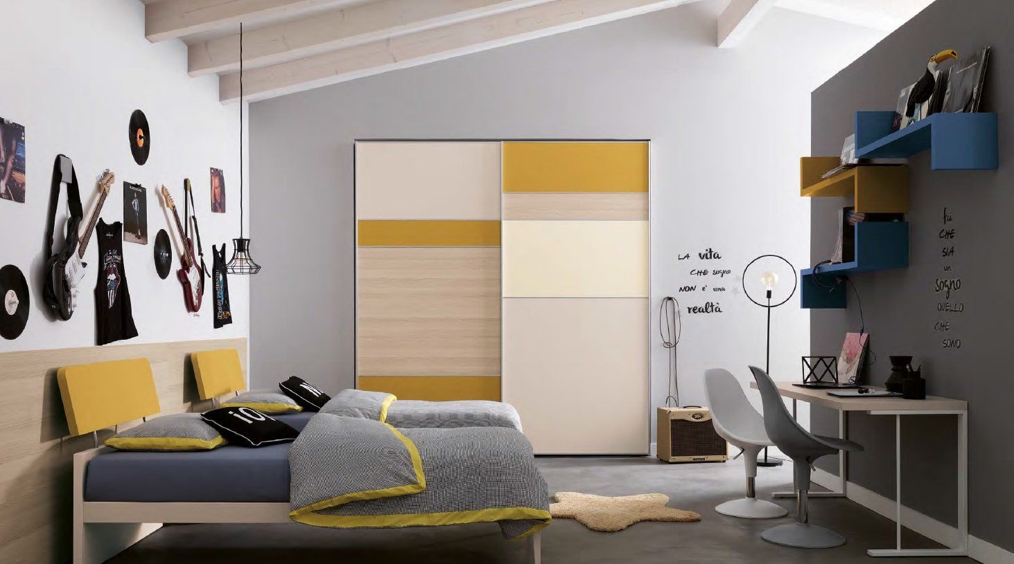 Camera da letto moderna con letto, armadio, scrivania e decorazioni, caratterizzata da dettagli gialli e grigi.
