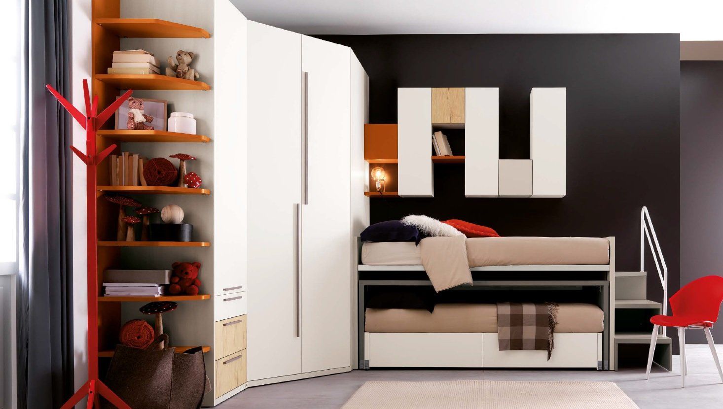 Moderno letto a castello nella cameretta di un bambino con attaccapanni rosso, armadio bianco e una parete decorativa nera.