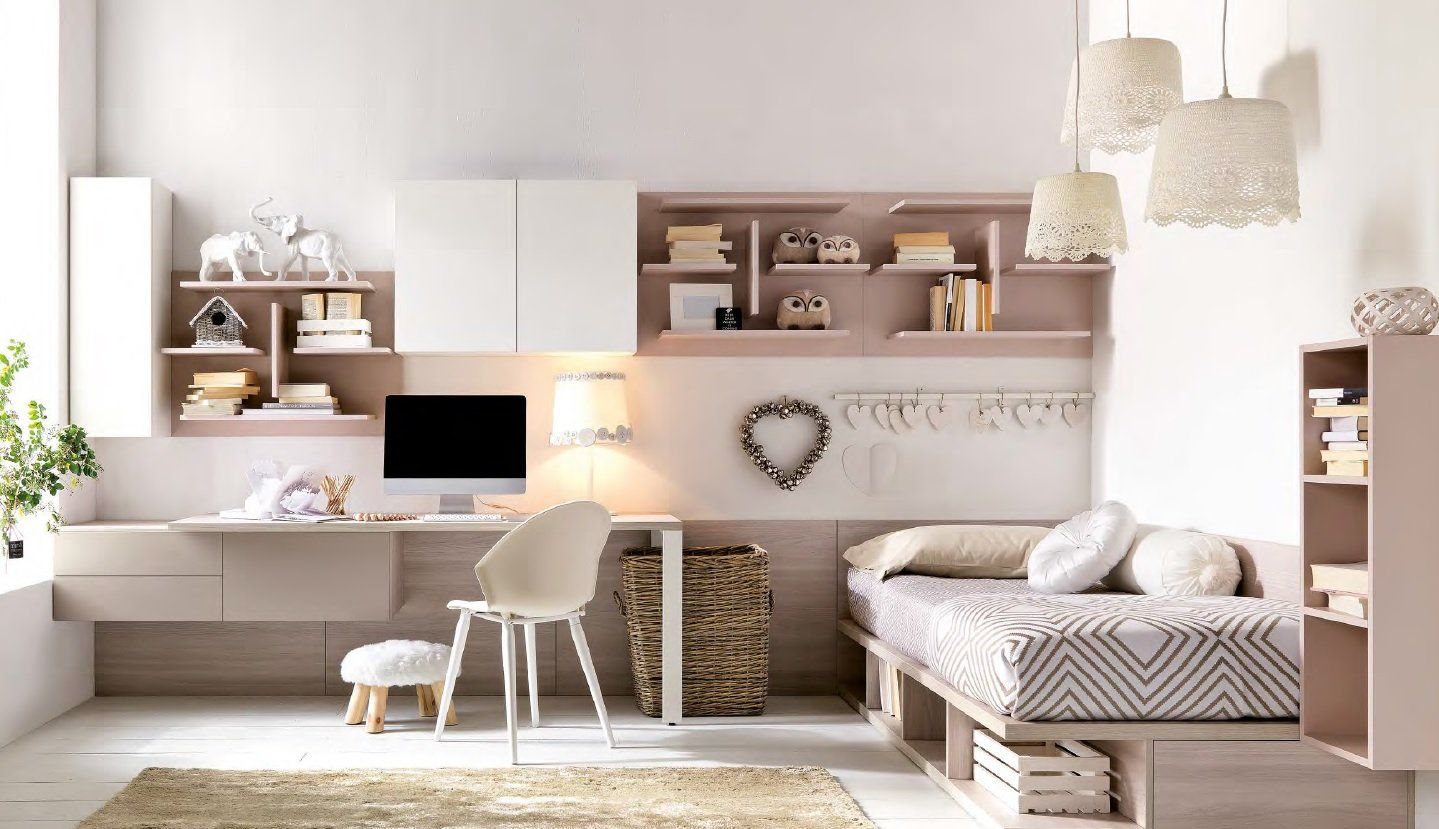 Accogliente camera da letto con scrivania, scaffali, letto ed elementi decorativi in bianco e rosa.