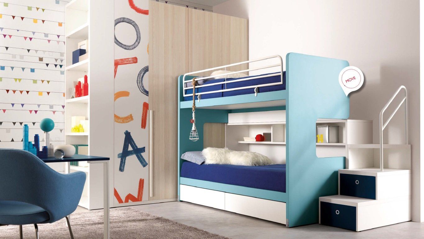 Letto a castello blu in una cameretta colorata per bambini, con cassetti, scaffali e una zona scrivania.