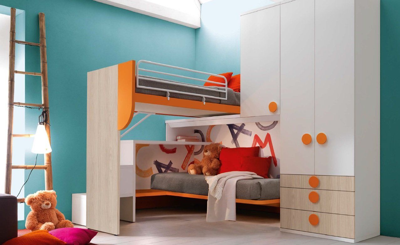 Letto a castello per bambini con dettagli arancioni e bianchi e armadio a muro in una stanza turchese.